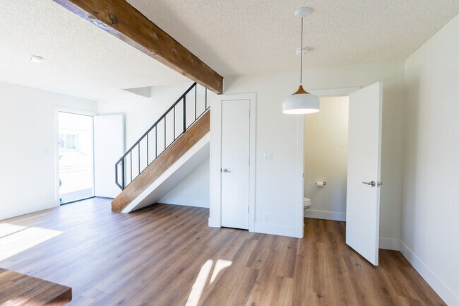Building Photo - 2647 Alamo Dr