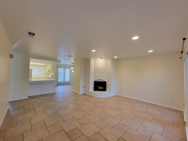 Foto del edificio - Condo with open floor plan and a two-car g...