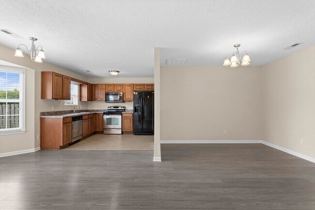 Foto del edificio - House with Fenced Back Yard Available!