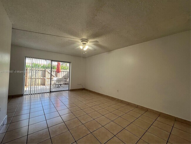 Building Photo - 407 Palm Cir E