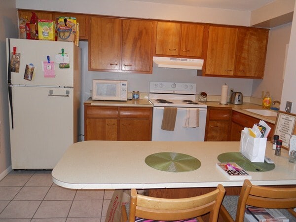 Kitchen provides eating bar - 1225 Claflin Rd
