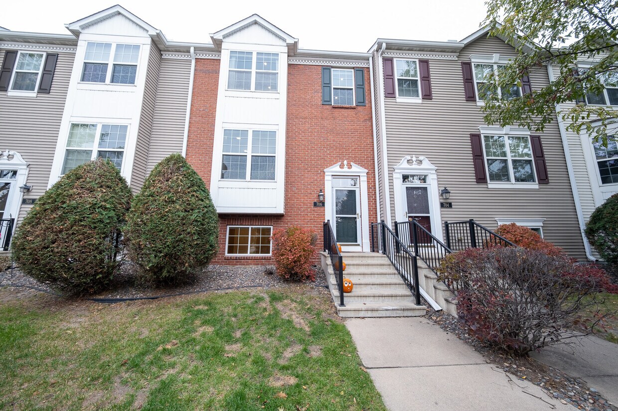 Foto principal - 706 Village Pkwy