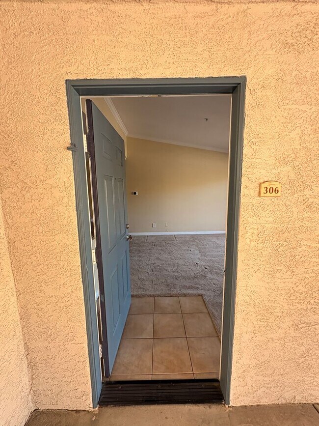 Foto del edificio - 1BR Condo with Private Balcony, Central A/C & Community Amenities in Corona