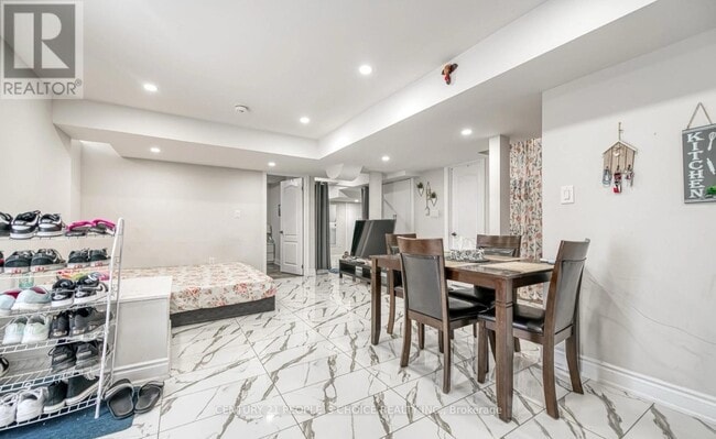 Building Photo - 33 Ezra Cres