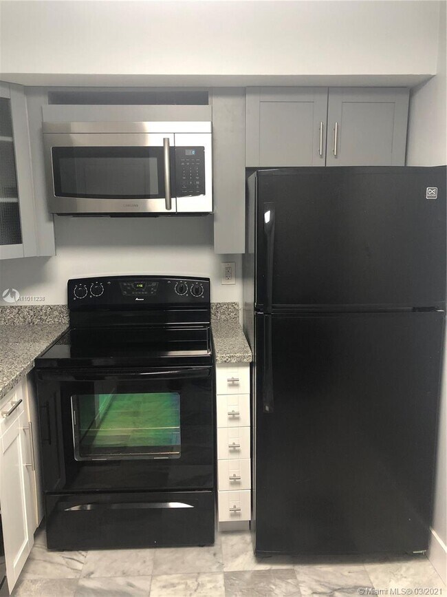 Building Photo - 15525 Miami Lakeway N