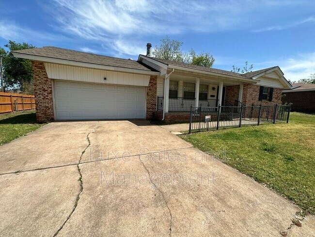 Building Photo - 3004 Edgewood Dr