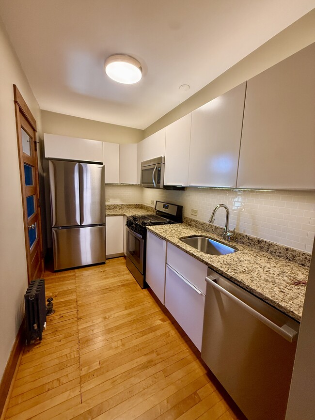 Kitchen - 1414 W Farragut Ave
