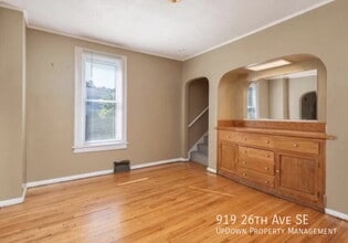 Building Photo - 919 26th Ave SE