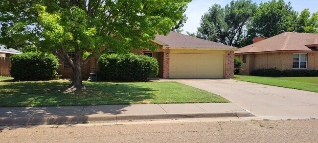Building Photo - LOVELY MOVE IN READY HOME IN NORTHEAST CLOVIS