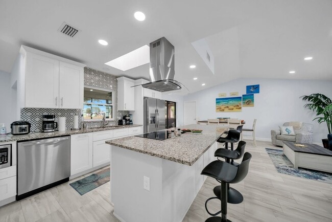 Building Photo - 299 Rotonda Cir