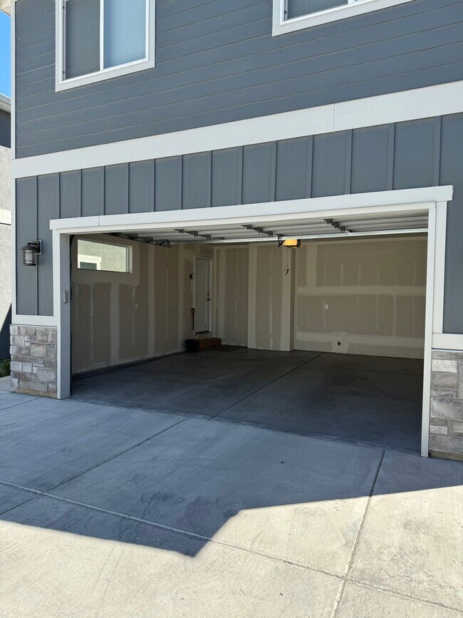 Building Photo - 8648 Oakridge Alley