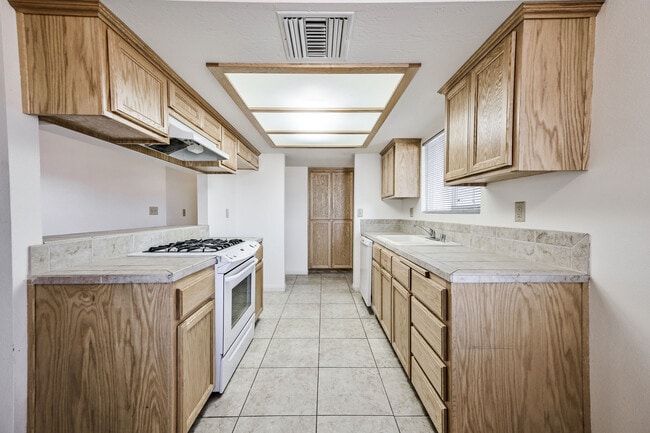 Building Photo - 929 S Ranger St