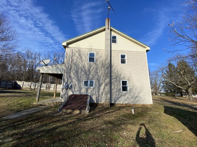 Building Photo - 256 E Evergreen Rd