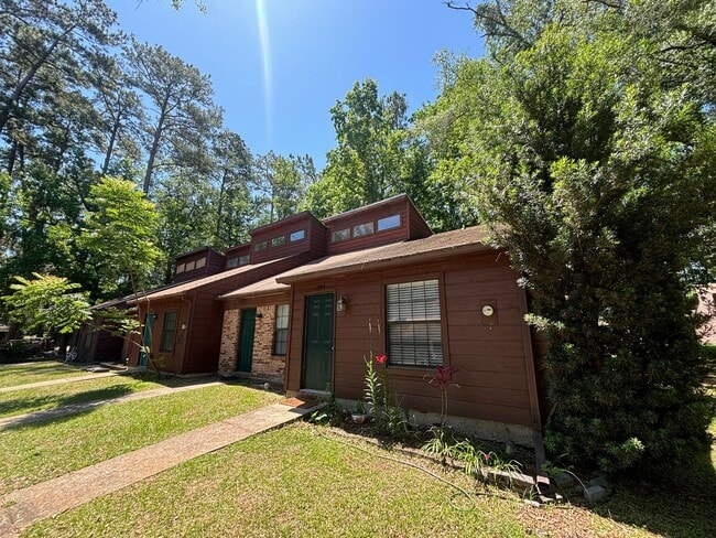 Building Photo - Modern Townhouse Just Minutes from Campus!