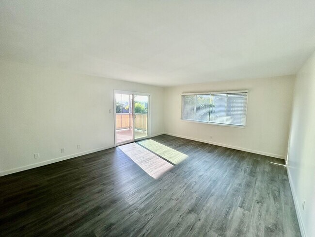 Building Photo - Spacious 3 Bedroom 2 Bath Must See!
