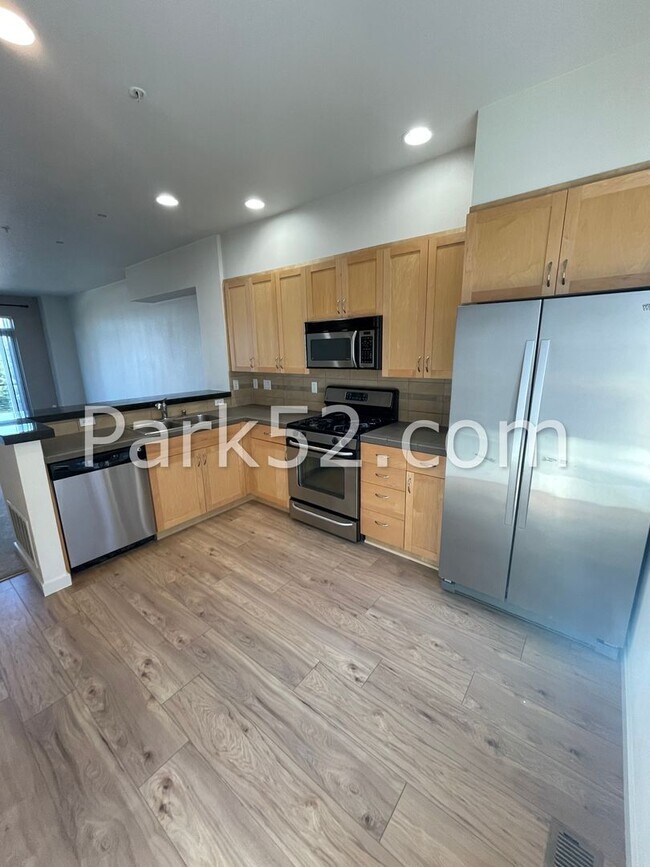 Building Photo - 3-D Tour! 2 Bed 2.5 Bath Townhome