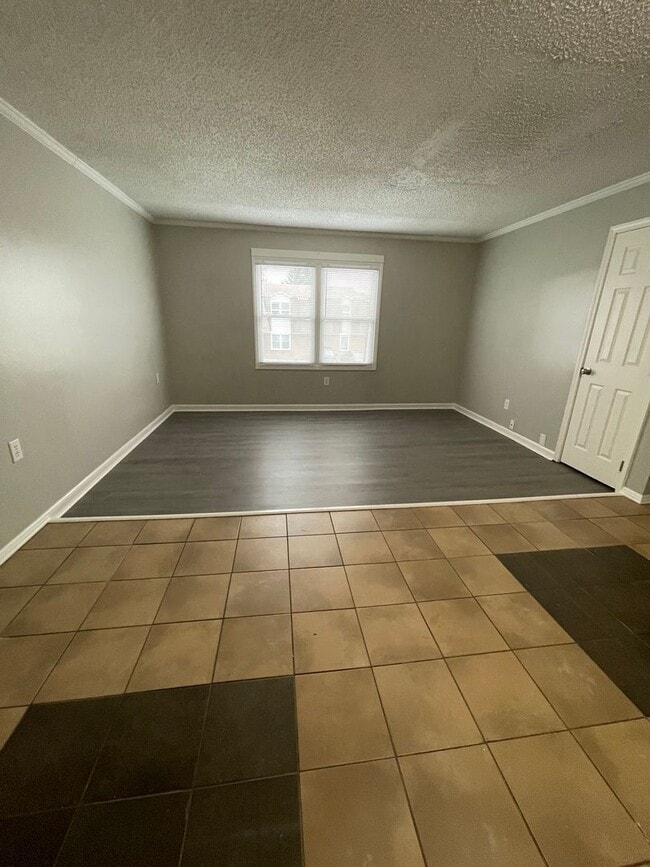 Building Photo - City Walk Apartments!