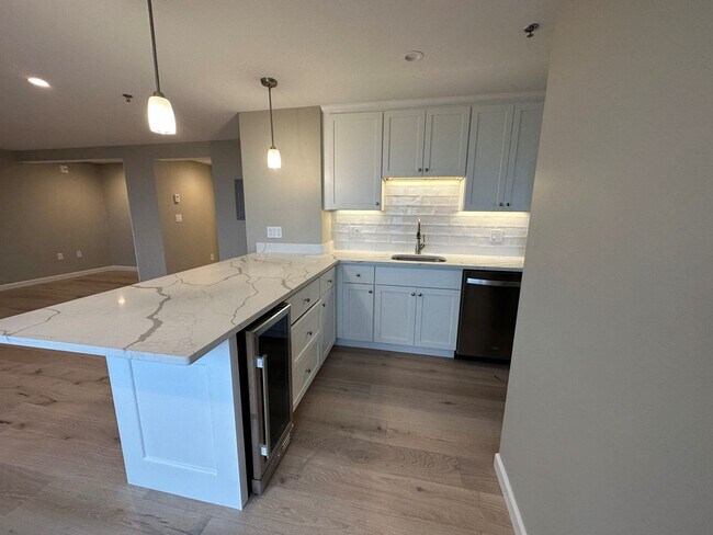 Building Photo - Water Views! On the Beach - In unit Free Laundry - New Renovation!