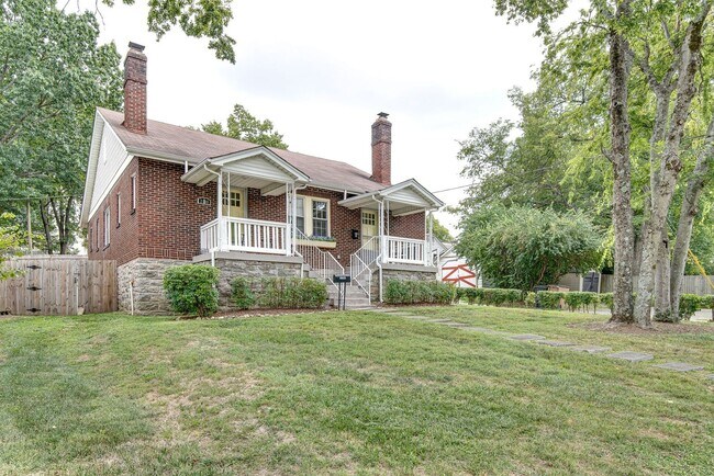 Building Photo - Awesome 1BE/BA duplex in the very popular ...