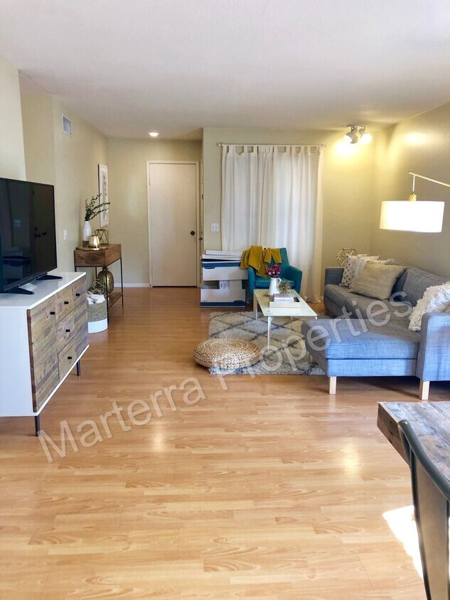 Primary Photo - Upgraded Town Home With Resort Style Ameni...