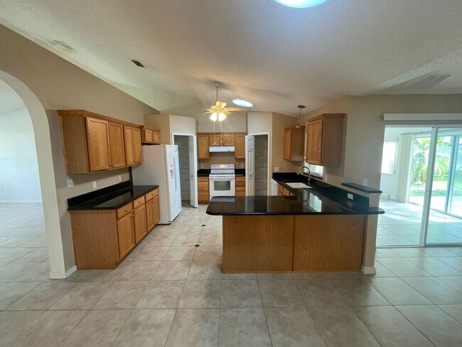 Foto del edificio - Coming Soon! Spacious 4 Bedroom, 2 bath home
