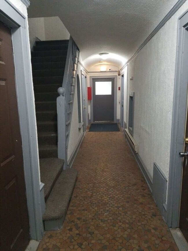Foto del edificio - Newly Renovated 2 Bedroom Apartment