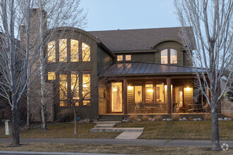 Building Photo - 627 N Bridge Dr