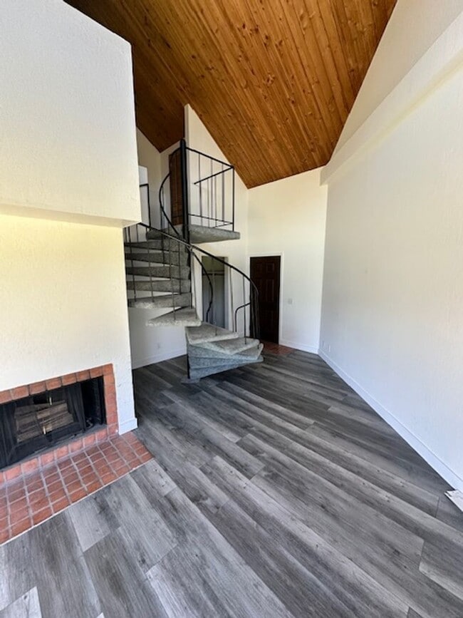 Building Photo - Light and airy condo available in the Taho...