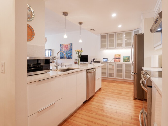 Cocina - 2276 S Beverly Glen Blvd