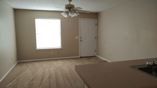 Building Photo - Efficiency Apartment in PCB! Basic Cable T...