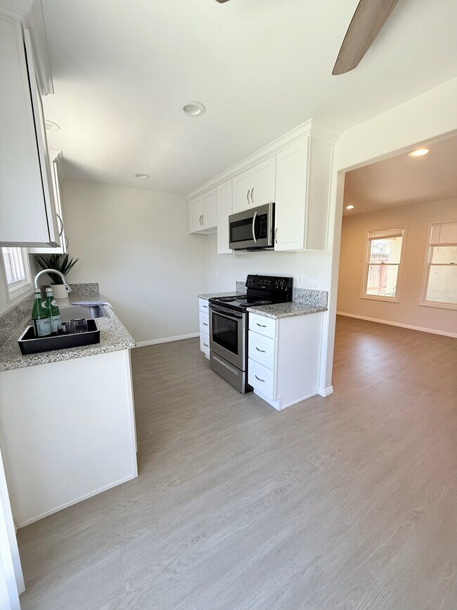 Planta abierta y luminosa - 631 S Glassell St