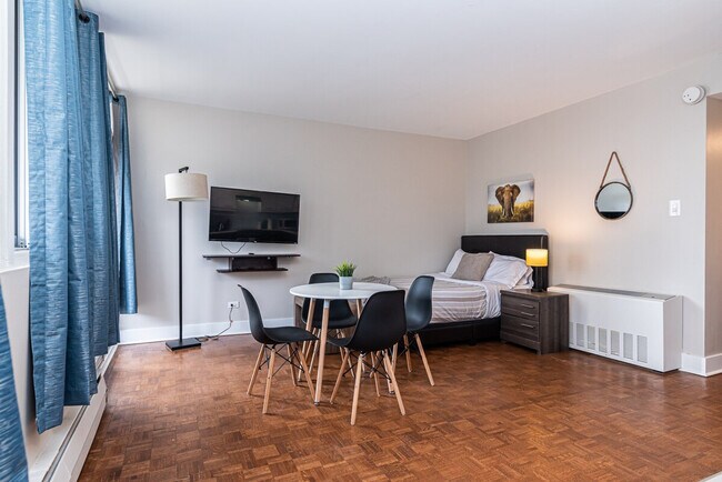 Photo du bâtiment - 1272 Rue Redpath-Crescent