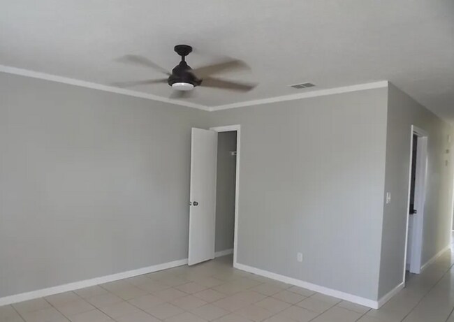 Building Photo - 2712 Oak Hammock Dr