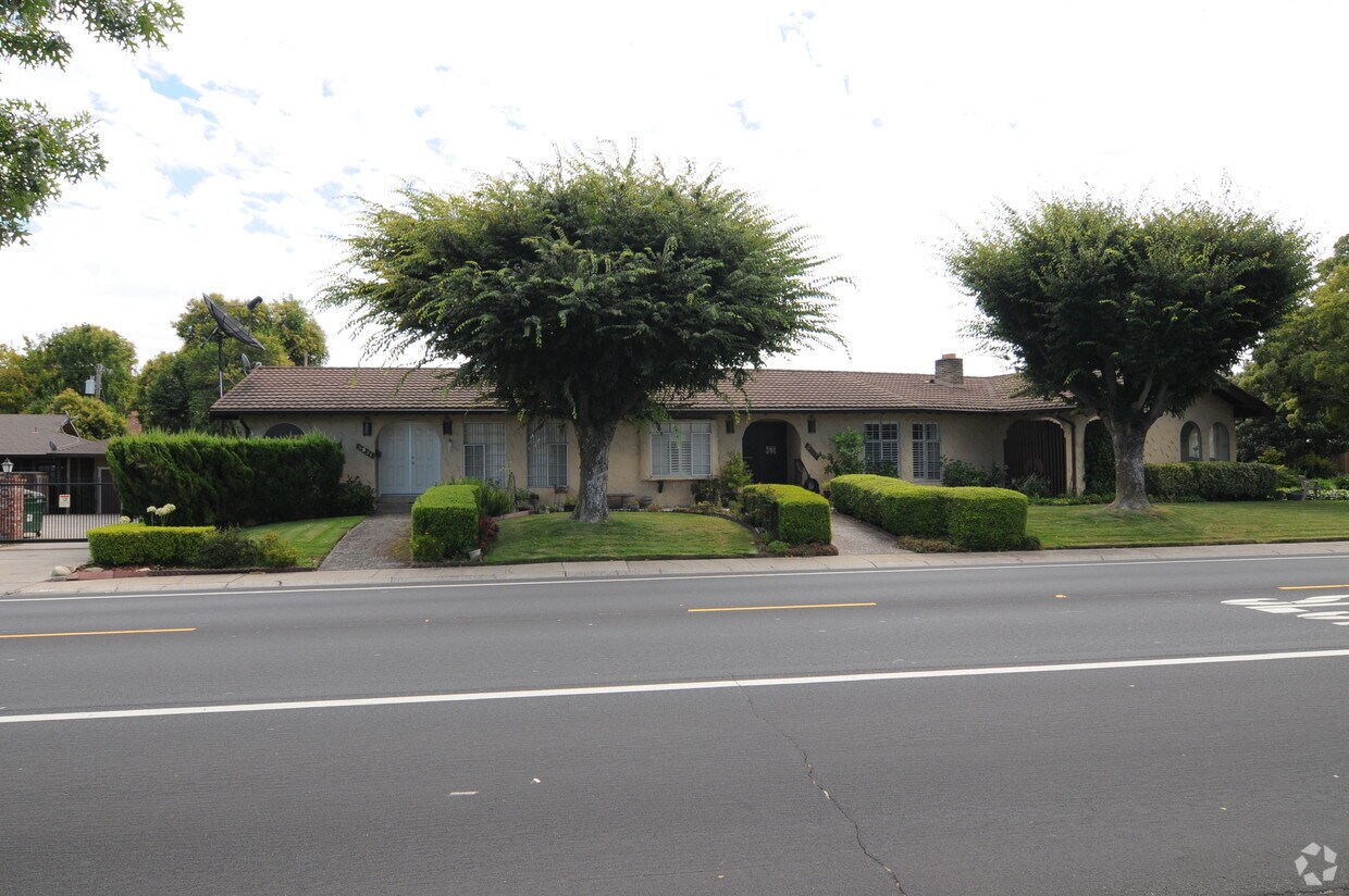 5941 S Land Park Dr, Sacramento, CA 95822 Apartments in Sacramento