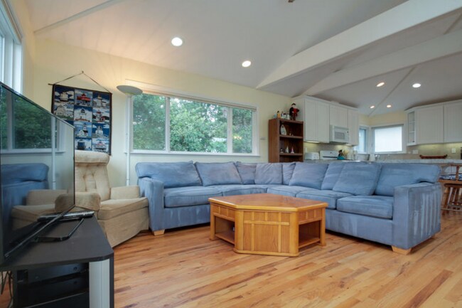 Building Photo - 303 McCormick Ave