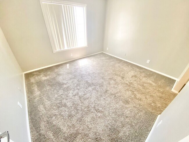 Foto del edificio - ADORABLE GATED CONDO LOCATED IN A GATED CO...