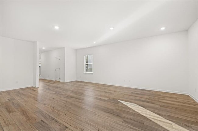 Building Photo - 874 Evergreen Rd