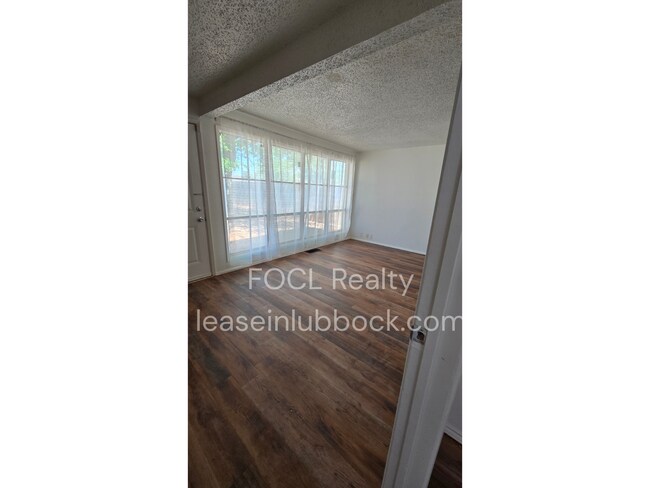 Foto del edificio - Bright and Open 4 Bedroom Home