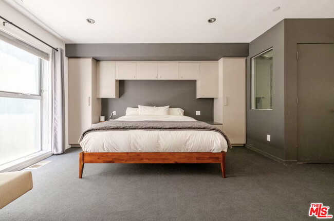 Foto del edificio - 7062 Hawthorn Ave