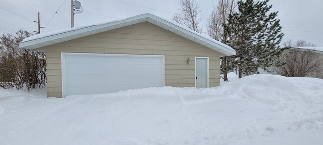 Building Photo - Spacious 4 Bedroom home
