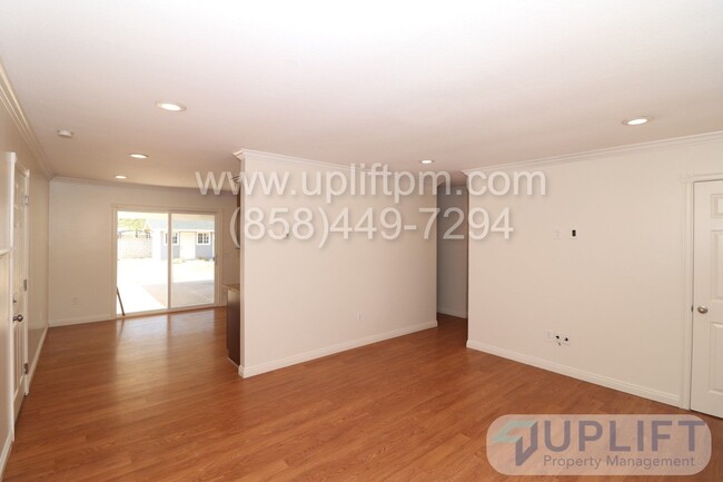 Foto del edificio - 3 Bed 2 Bath House w/ Garage, Fenced Backy...