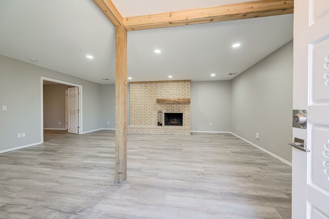 Building Photo - Stylish and Conveniently Located Duplex in...