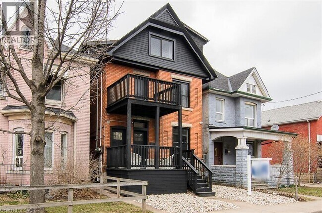Photo du bâtiment - 249 Emerald St N
