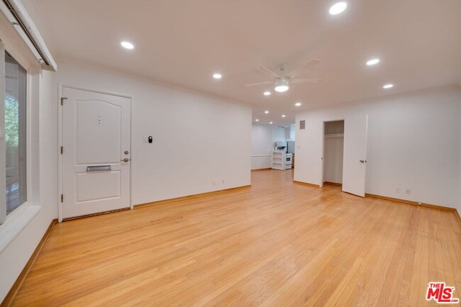 Building Photo - 927 6th St