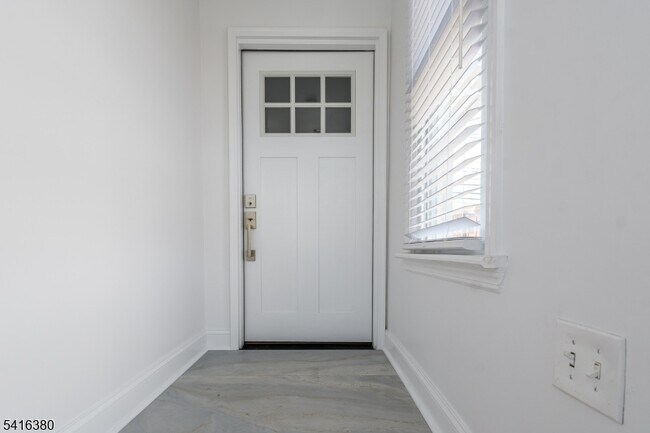 Foto del edificio - 114 E Main St