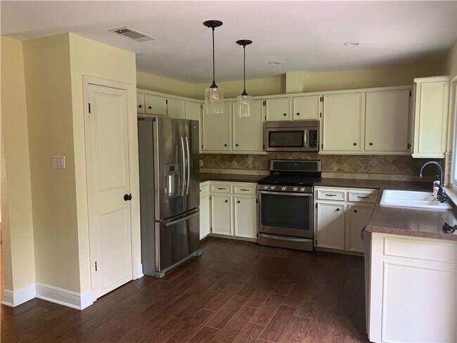 Foto del edificio - Oak Forest Charm Three Bedroom/2 Bath Avai...