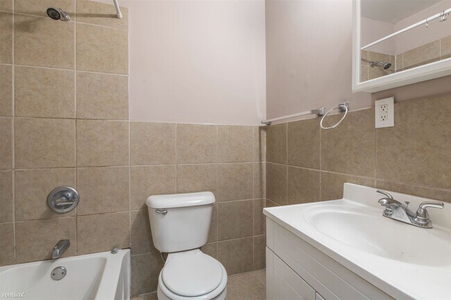 Foto del edificio - 2 br, 1 bath Triplex - 1745 WILLINGTON ST ...