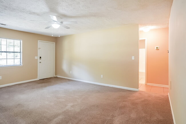Foto del edificio - 8375 Warren Dr