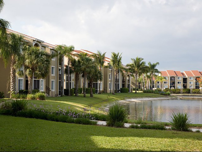 La Costa Apartments - Naples, Fl 