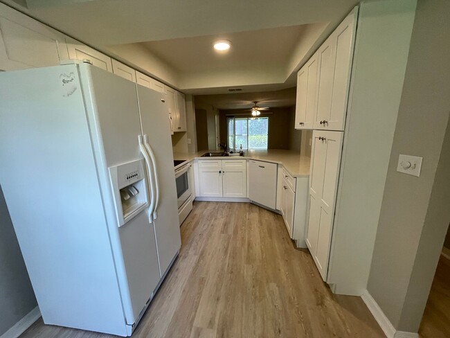 Foto del edificio - ANNUAL RENTAL - PINE HAVEN-2 BED/2 BATH --...